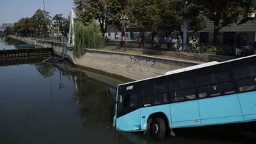 GRAV accident în București! Un autobuz a căzut în Dâmbovița (FOTO și VIDEO)