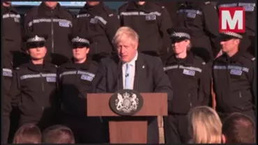 O tânără polițistă a leșinat în timpul discursului susținut de premierul Regatului Unit, chiar în spatele acestuia. Reacția lui Boris Johnson (VIDEO)