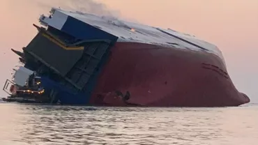 Un vas s-a răsturnat cu tot cu membri echipajului (FOTO, VIDEO)