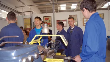 Elevii au PROTESTAT în prima zi de școală: 'Asistăm la EXPERIMENTE! Iau decizii după ureche, iar noi suntem puși în fața faptului împlinit' / Ce spune ministrul Breaz despre trimiterea obligatorie la ȘCOALA PROFESIONALĂ (VIDEO)