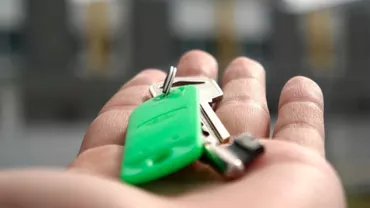 Escrocherie incredibilă în București: Un bărbat a convins peste 20 de persoane să închirieze același apartament! (FOTO)