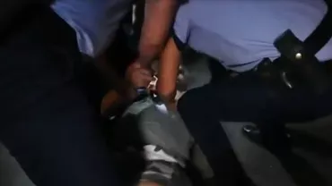 Scandal în fața sediului PSD: Protestatarul Ceaușescu, încătușat și ridicat de Poliție (VIDEO)