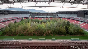 Un artist a împădurit un întreg stadion. Ce l-a motivat să facă acest lucru (FOTO, VIDEO)