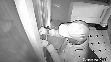 Un hoţ prost a fost dat afară din locuința spartă chiar de proprietarul care purta pijamale (VIDEO)