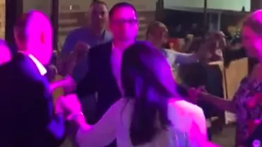 Petrecere de zile mari la Neptun. Ministrul Bogdan Matei a ”încins” ringul de dans alături de directorul federaţiei care primeşte cei mai mulţi bani de la MTS