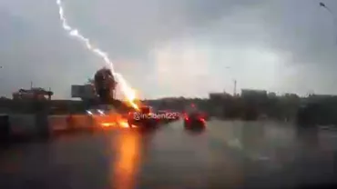 Imagini incredibile! O maşină a fost lovită de fulger de două ori într-o secundă (VIDEO)