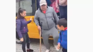 Imagini REVOLTĂTOARE! Bărbat înarmat cu un TOPOR, într-un microbuz şcolar plin de elevi. Directorul școlii: copiii sunt obișnuiți cu această unealtă în gospodărie (VIDEO)