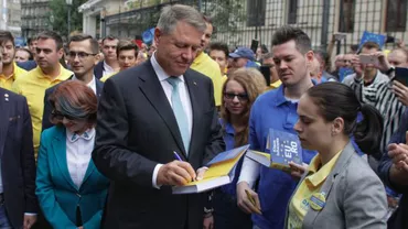 Klaus Iohannis, baie de mulțime la sosirea la BEC unde și-a depus candidatura pentru un nou mandat (VIDEO)
