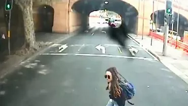 Momentul în care un taxi a lovit un pieton care nu s-a asigurat (VIDEO)