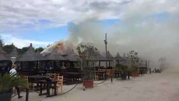 INCENDIU de proporții în stațiunea Olimp. Cherhanaua 'Popasul pescarilor', curpinsă de FLĂCĂRI (FOTO, VIDEO)