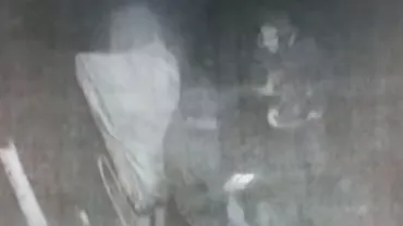 Două femei, agresate de un necunoscut în Capitală: Imagini șocante! Poliția Capitalei cere sprijinul cetățenilor pentru prinderea presupusului atacator (VIDEO)