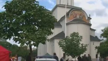 Brâul Maicii Domnului, în Biserica Sfinții Arhangeli-Huedin din sectorul 4 al Capitalei: Veșmântul, considerat a avea puteri vindecătoare (VIDEO)