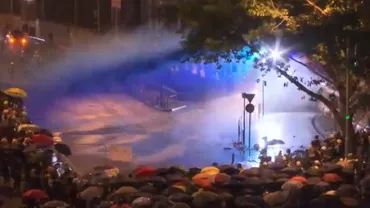 Noi violențe în Hong Kong. Zeci de mii de oameni au ieșit din nou în stradă sâmbătă, pentru a marca cinci ani de la „Mișcarea Umbrelor” (VIDEO)