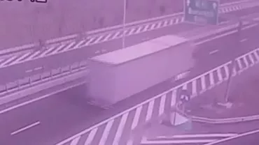Încă o dovadă de inconștiență pe Autostrada A1: Doi motocicliști, filmați în timp ce mergeau pe contrasens (VIDEO)