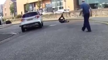 Momentul în care un biciclist Uber fugăreşte şi prinde un hoţ urmărit de o mașină de poliție (VIDEO)