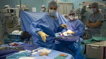 Maraton chirurgical de 18 ORE: Ce i-au RECONSTRUIT doctorii unei paciente bolnave de cancer, la Spitalul Militar