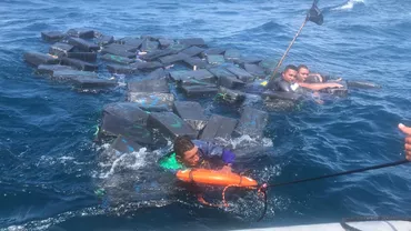 Traficanţi de droguri găsiţi în largul mării, plutind pe propria cocaină (FOTO, VIDEO)