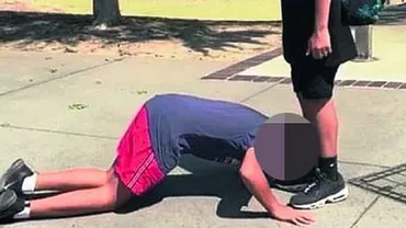 Scene revoltătoare: Elev evreu, obligat să sărute pantofii unui coleg musulman