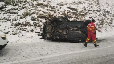 GRAV accident rutier pe Transfăgărășan! S-au prăbușit cu mașina de la o înălțime de 40 de metri (VIDEO)