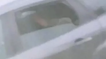 AȘA CEVA?! AU FĂCUT-O pe bancheta din spate, fără PIC DE RUȘINE, în plină zi! Trecătorii au crezut că nu văd bine: Iată IMAGINILE EXPLICITE (VIDEO)