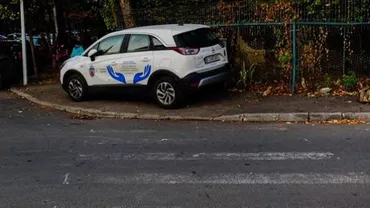 Primăria Capitalei își ÎNCALCĂ propriile reguli. O mașină a PMB, parcată pe trotuar, blocând accesul bucureștenilor la trecerea de pietoni (FOTO)