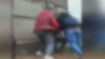 Elev bătut cu sălbăticie în curtea unui liceu din Suceava (VIDEO)