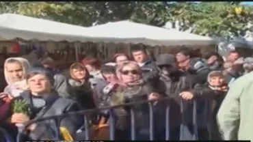 Incidente în prima zi de pelerinaj la Cuvioasa Parascheva. Peste 17.000 de oameni au aşteptat să treacă pe lângă racla sfintei (VIDEO)