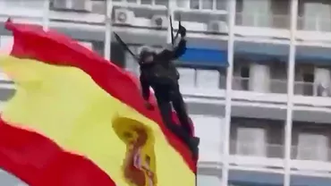 Un paraşutist care purta drapelul Spaniei a intrat direct într-un stâlp. Reacția oamenilor (VIDEO)