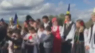 Elevă pusă să recite o odă pentru primarul PSD din Teiuș: „Domn' Primar îți mulțumim! / Sănătate îți dorim! / Belșug și fericire / Să ai parte de iubire!” (VIDEO)