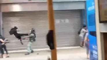 Acțiune à la Bruce Lee. Un poliţist din Hong Kong primeşte un picior în cap în timp ce încearcă să aresteze un protestatar (VIDEO)