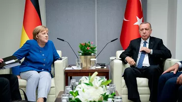 Intervenția din Siria produce noi tensiuni în spațiul euroatlantic. Angela Merkel, întrebată de Erdogan dacă „Germania se plasează în tabăra unei organizații teroriste, împotriva unui aliat NATO, Turcia”
