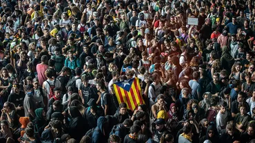 Război în stradă, la Barcelona: Peste 100 de zboruri anulate și 75 de răniți, în urma ciocnirilor violente dintre poliție și protestatari / MAE, avertisment pentru români (VIDEO)