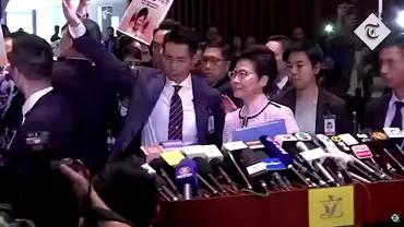 Șefa Executivului din Hong Kong, împiedicată să-și susțină discursul anual: Parlamentarii opoziției s-au urcat pe mese și au început să strige, cerându-i demisia lui Carrie Lam (VIDEO)