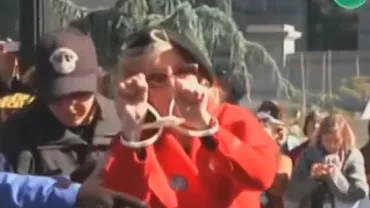 Jane Fonda a fost arestată din nou, în SUA, după un protest neautorizat. Actrița câștigătoare de Oscar, încătușată și urcată în duba de poliție (VIDEO)