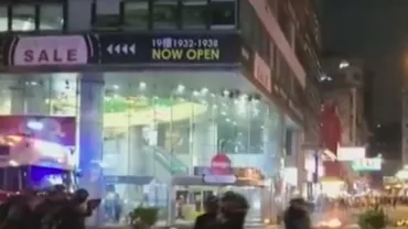 Noi violențe în Hong Kong: Protestatarii au distrus sute de magazine și și-au măsurat forțele cu poliția (VIDEO)