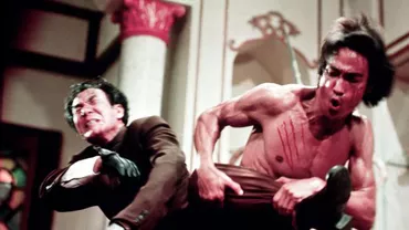Jackie Chan povestește despre momentul în care a luptat pe aceeași scenă cu Bruce Lee: M-am prefăcut că mă doare ca să îi atrag atenția” (VIDEO)
