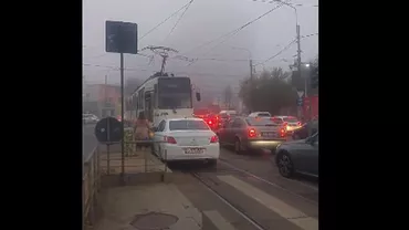 VIRAL. O șoferiță din București care depășea coloana pe contrasens s-a întâlnit cu un tramvai. Femeia a cerut vatmanului să mute tramvaiul, ca să poată trece (VIDEO)