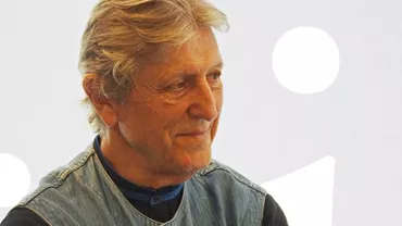 Regizorul Andrei Șerban, precizări după o declarație care a provocat polemici în lumea teatrului: „Nu pe Ducu l-am atacat. Am condamnat trivialitatea și fenomenul de isterie colectivă ce se naște des la moartea artiștilor”
