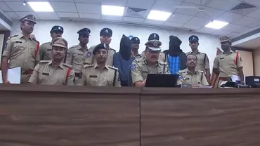 Doi români, arestați pentru terorism cibernetic în India: Imagini impresionante cu cei doi ținuți cu pungi pe cap într-o conferință de presă a poliției (FOTO, VIDEO)