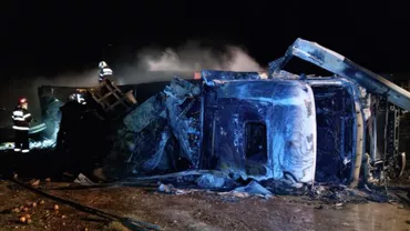 Un camion plin cu pui congelați a luat foc în Constanța (VIDEO)