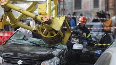 Accident TERIBIL în București: O MACARA a CĂZUT peste o mașină. Bilanțul victimelor (FOTO, VIDEO)