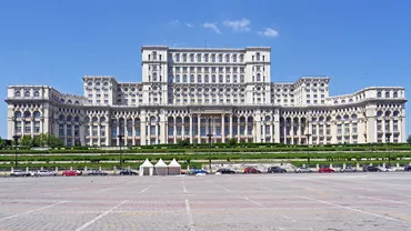 Camera Deputaţilor vrea să dea 1,72 milioane euro pe lucrări de refacere a unei părţi din faţada Palatului Parlamentului