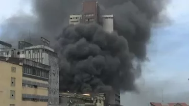 Incendiu DEVASTATOR în piața centrală din Logos: Oamenii își riscă viața încercând să-și salveze mărfurile (VIDEO)