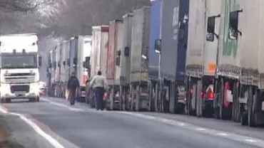 Transportatorii amenință cu ample PROTESTE la frontiera cu Ungaria: 'Sunt ZECI DE KILOMETRI de camioane la graniță'