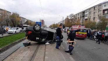 Grav accident rutier! Un șofer s-a răsturnat cu mașina, accidentând mai mulți pietoni (FOTO)