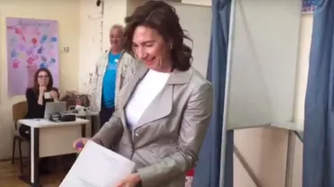 Moment INEDIT la VOT: Un fotograf se împiedică și CADE chiar la picioarele lui Carmen Iohannis. Reacția DE MILIOANE a Primei Doamne (VIDEO)