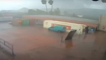Momentul în care o tornadă distruge o fabrică (VIDEO)