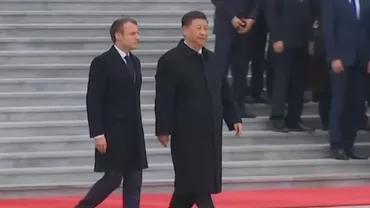 Emmanuel Macron și PANTALONII BUCLUCAȘI: La vizita în China, președintele francez a făcut spectacol din cauza unei probleme de CROIALĂ (VIDEO)