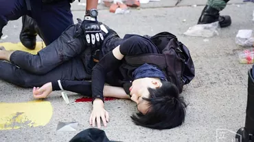 Momentul în care un poliţist împuşcă în abdomen un protestatar din Hong Kong (VIDEO)