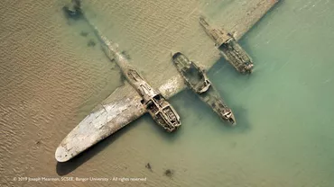 Un avion din al Doilea Război Mondial a ieşit la iveală după ce a stat acoperit de nisip timp de 65 de ani (FOTO)